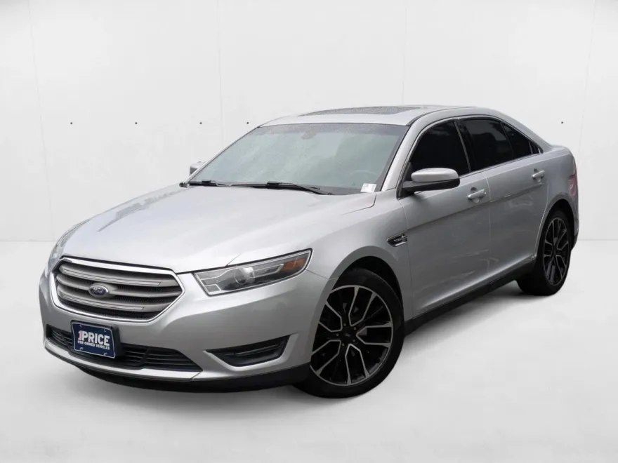 2017 Ford Taurus SEL photo 1