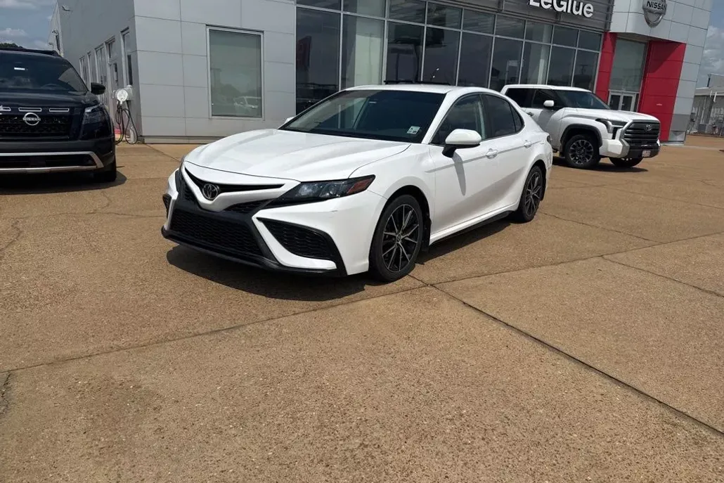2021 Toyota Camry SE photo 1
