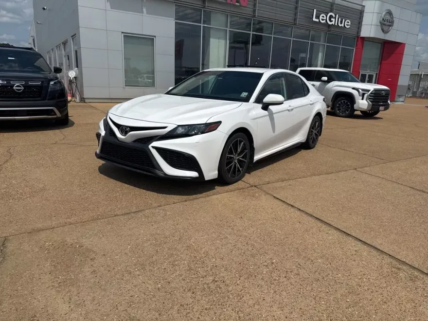 2021 Toyota Camry SE photo 1