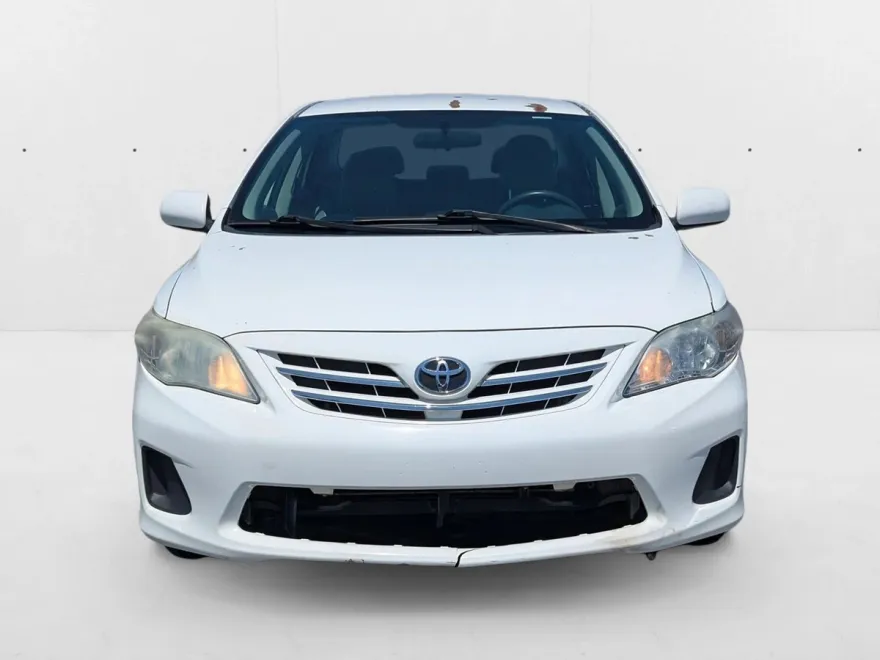 2013 Toyota Corolla LE photo 1