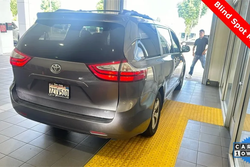 2017 Toyota Sienna LE photo 1