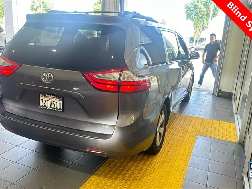 2017 Toyota Sienna LE photo 1