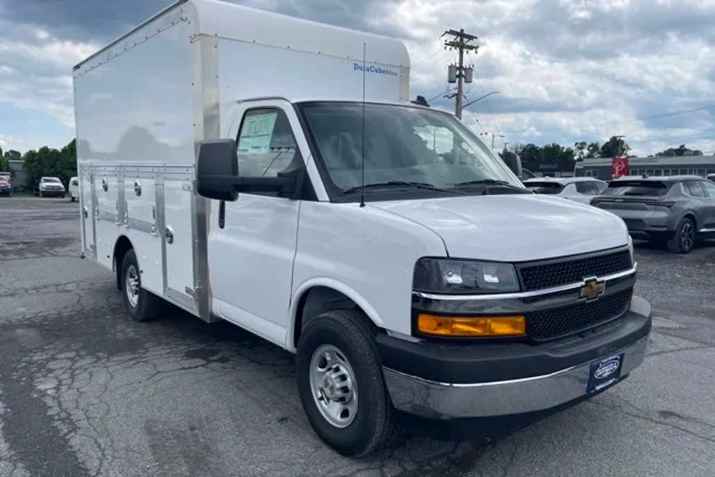 2025 Chevrolet Express 3500 Work Van Cutaway photo 1