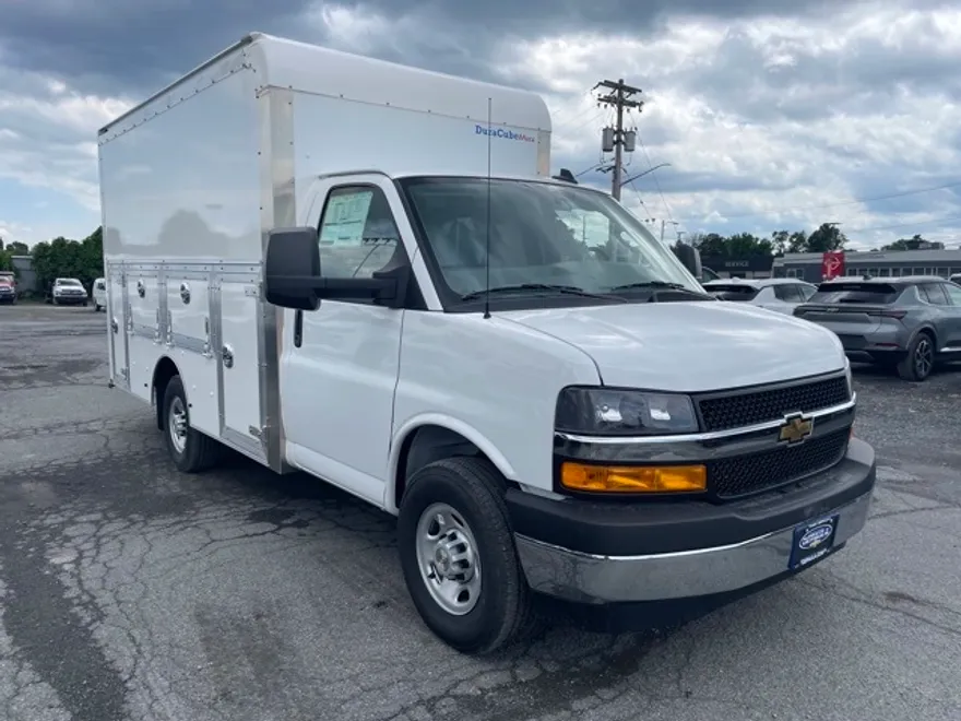 2025 Chevrolet Express 3500 Work Van Cutaway photo 1