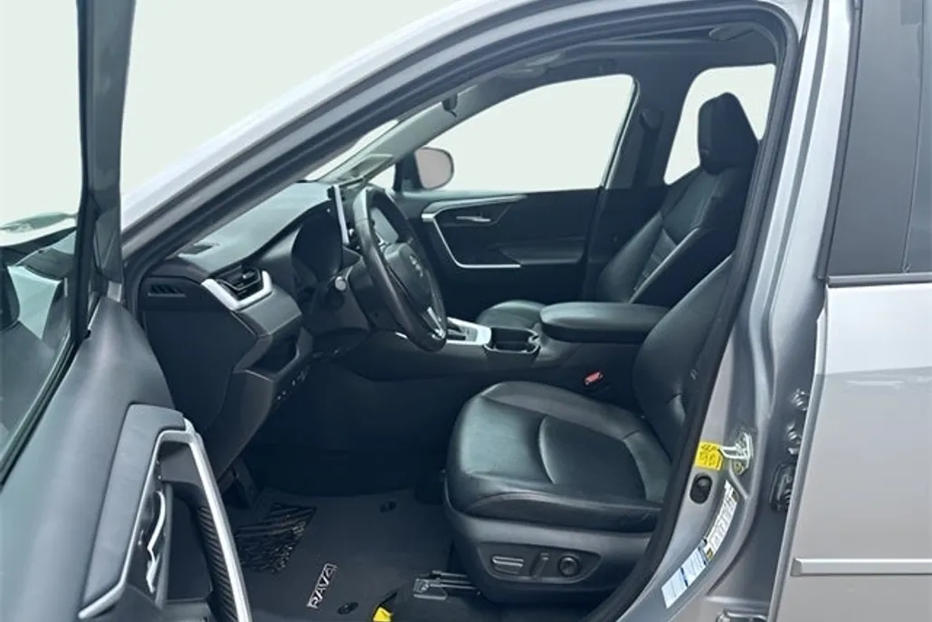 2021 Toyota RAV4 XLE Premium photo 1