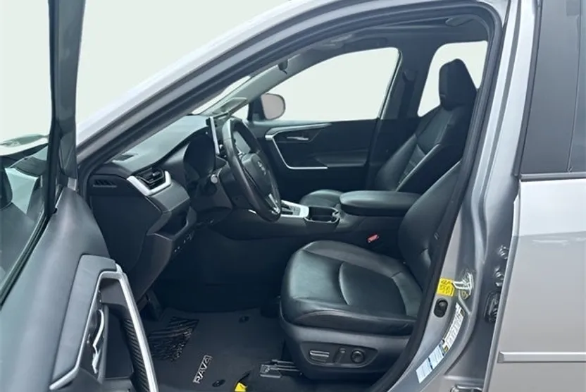 2021 Toyota RAV4 XLE Premium photo 1