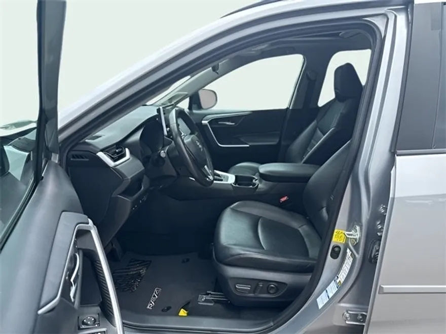 2021 Toyota RAV4 XLE Premium photo 1