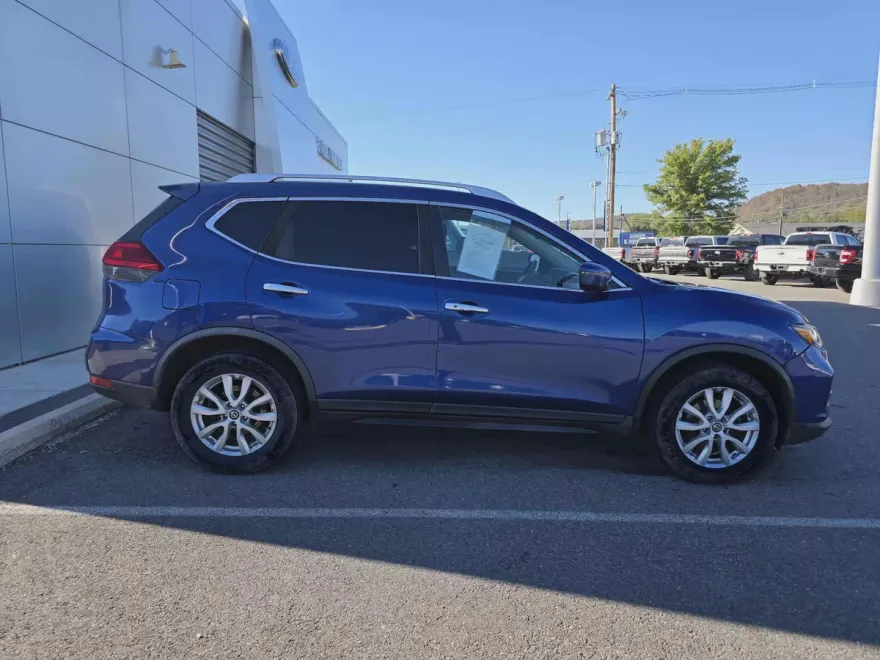 2017 Nissan Rogue SV photo 1