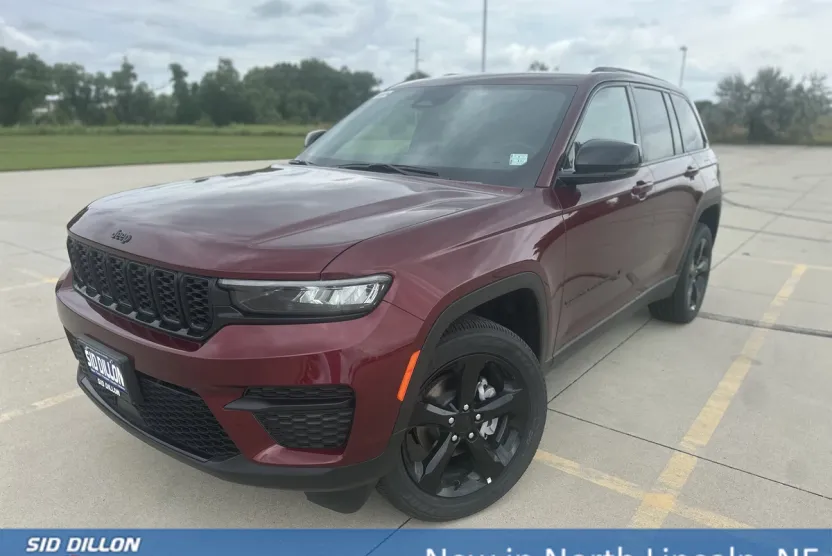 2025 Jeep Grand Cherokee Altitude photo 1