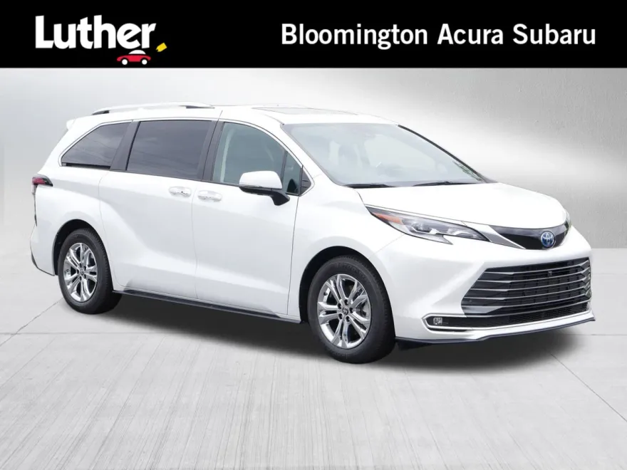 2022 Toyota Sienna Platinum photo 1