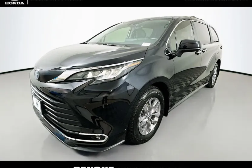 2023 Toyota Sienna XLE photo 1