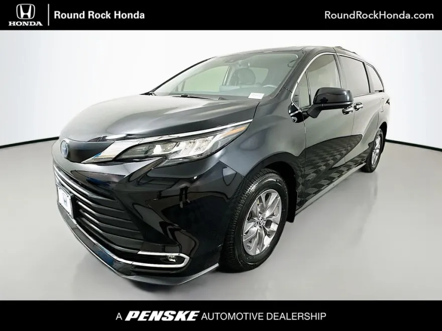 2023 Toyota Sienna XLE photo 1