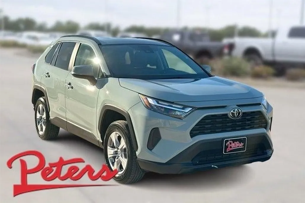 2022 Toyota RAV4 XLE photo 1