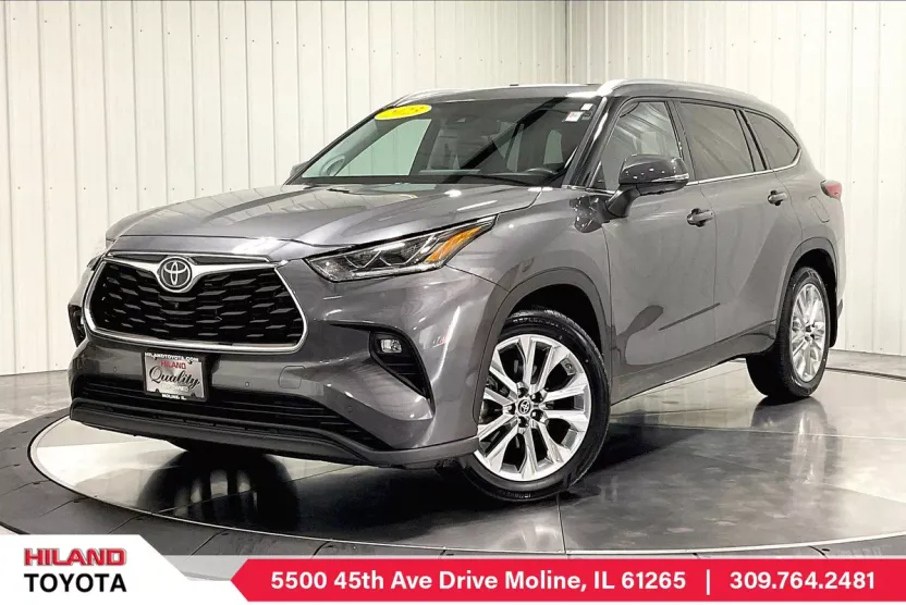2023 Toyota Highlander LE photo 1