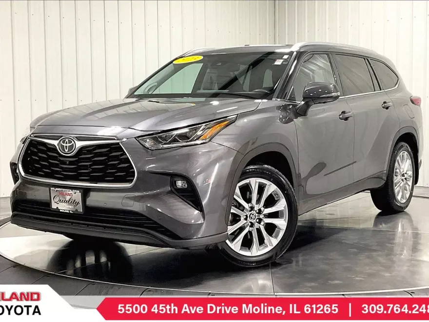 2023 Toyota Highlander LE photo 1