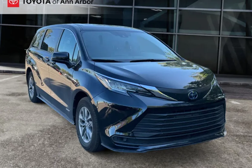 2021 Toyota Sienna LE photo 1