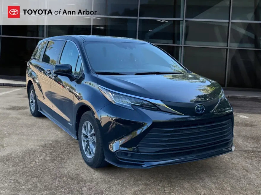 2021 Toyota Sienna LE photo 1