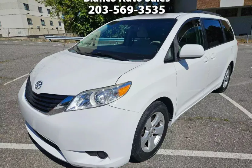 2014 Toyota Sienna LE photo 1