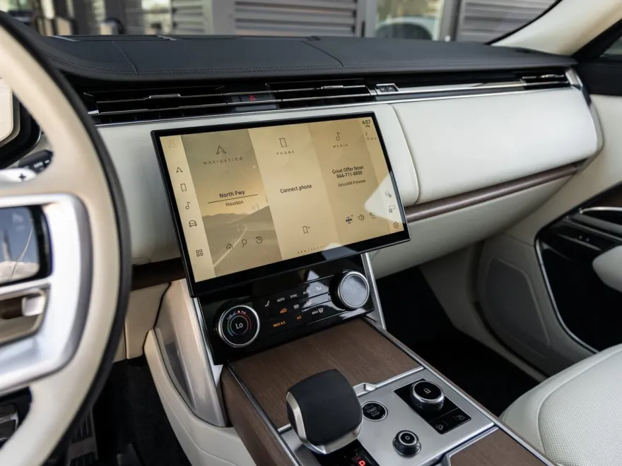 2023 Land Rover Range Rover SE photo 24