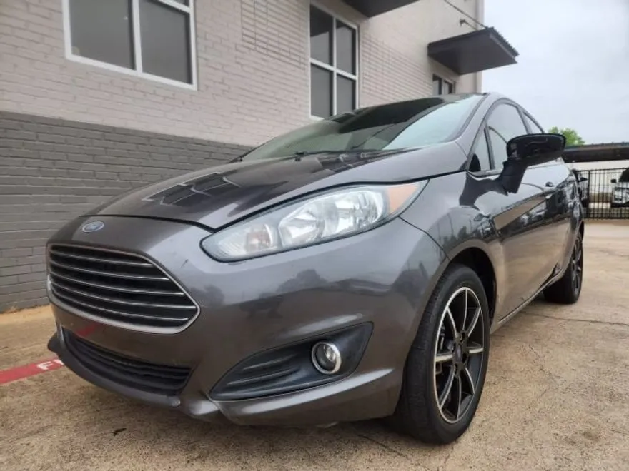 2016 Ford Fiesta SE photo 1