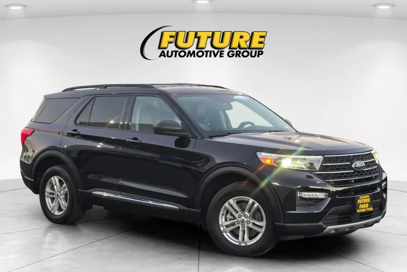 2023 Ford Explorer XLT photo 1