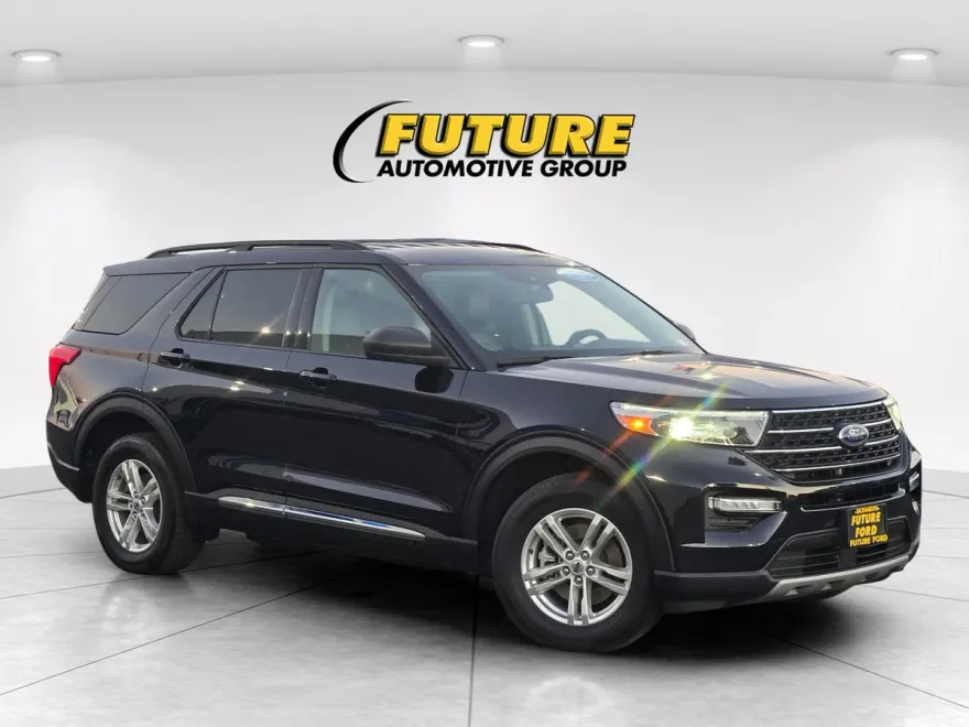 2023 Ford Explorer XLT photo 1