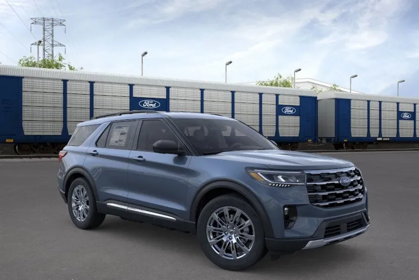 2025 Ford Explorer photo 2