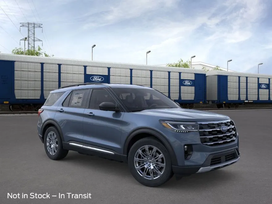 2025 Ford Explorer photo 2