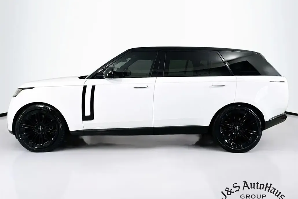 2023 Land Rover Range Rover SE photo 1