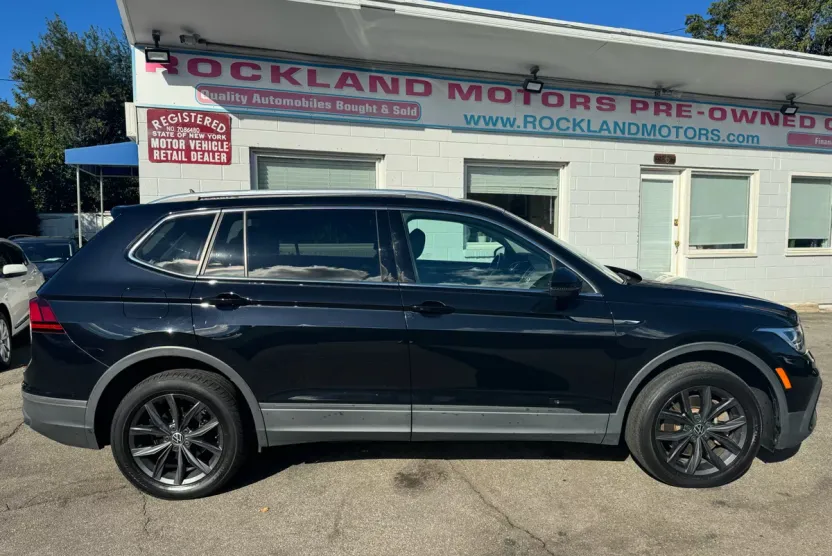 2022 Volkswagen Tiguan SE photo 1