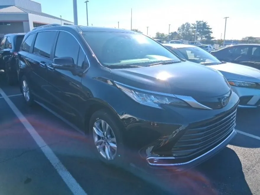 2023 Toyota Sienna Limited photo 1