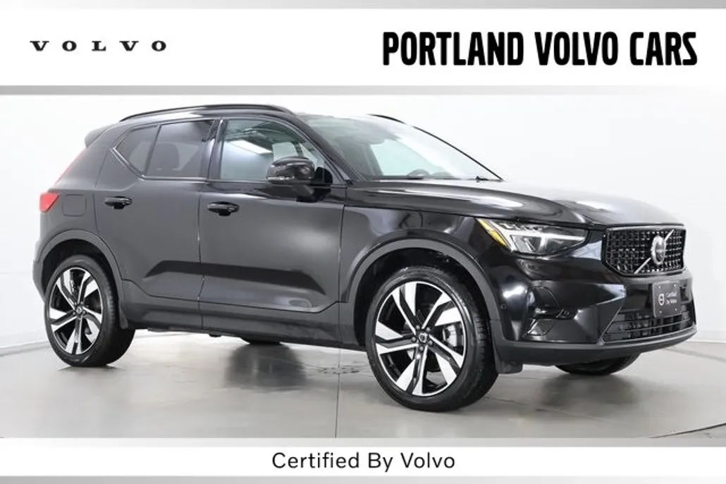 2025 Volvo XC40 Plus photo 1
