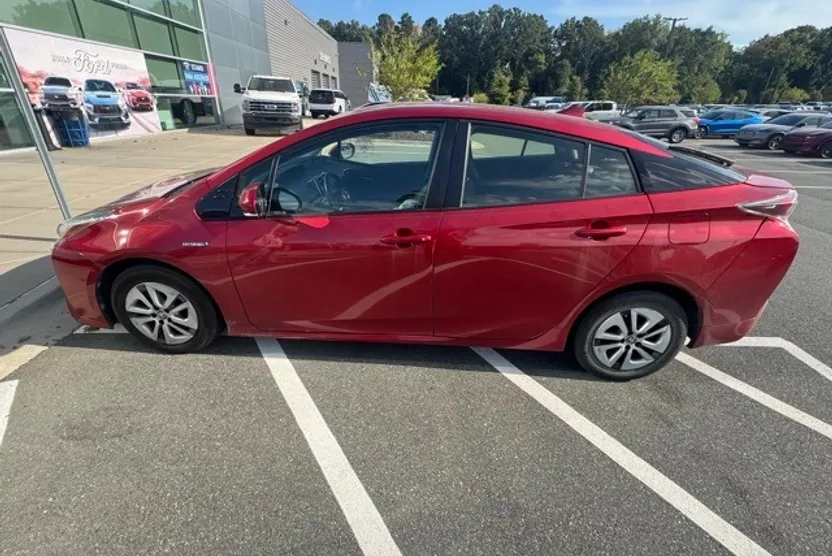 2016 Toyota Prius Four photo 1