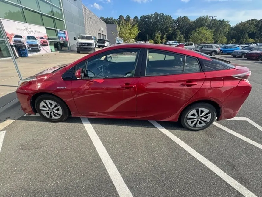 2016 Toyota Prius Four photo 1
