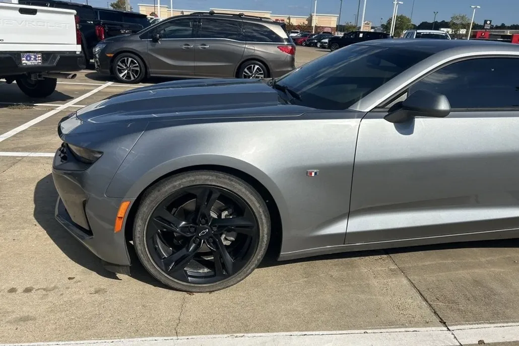 2023 Chevrolet Camaro 1LT photo 1