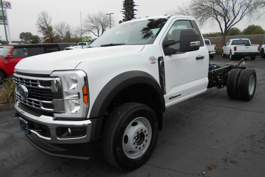 2024 Ford F-600 photo 1