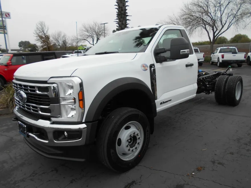 2024 Ford F-600 photo 1