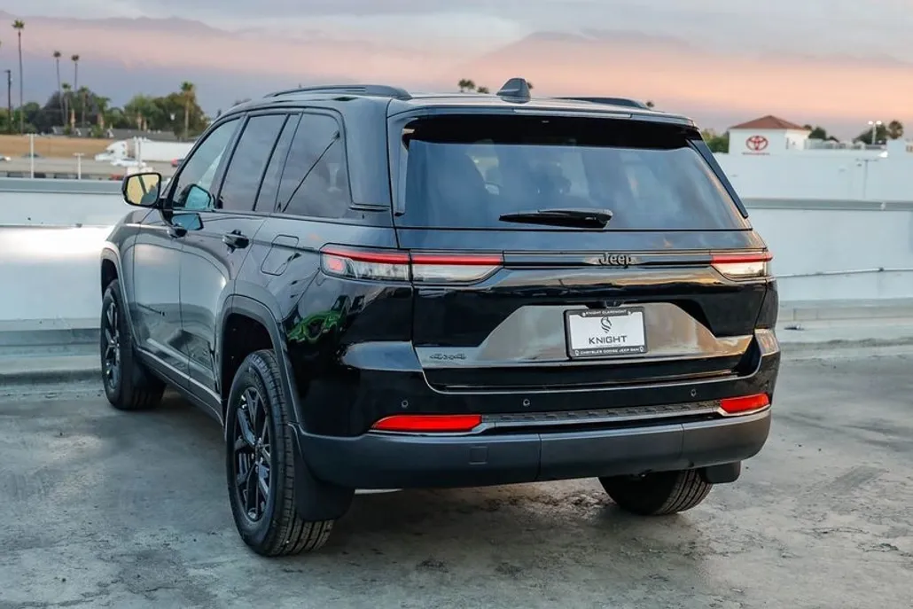2025 Jeep Grand Cherokee Laredo Altitude photo 1
