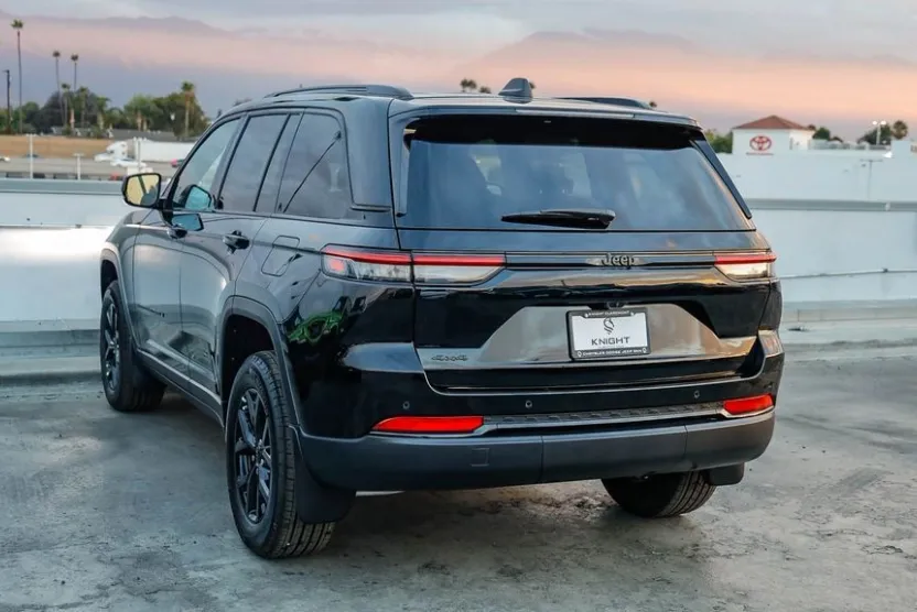 2025 Jeep Grand Cherokee Laredo Altitude photo 1