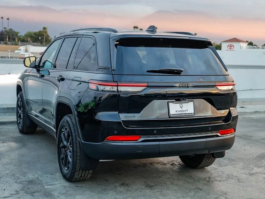 2025 Jeep Grand Cherokee Laredo Altitude photo 1