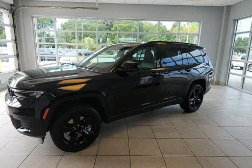 2023 Jeep Grand Cherokee Altitude photo 3
