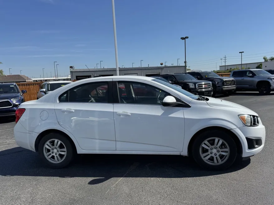 2016 Chevrolet Sonic LT photo 1