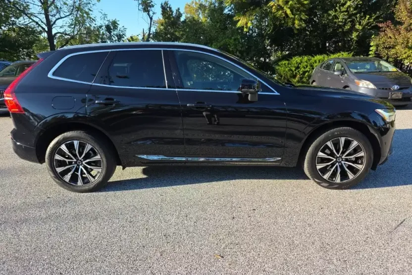 2023 Volvo XC60 B5 Plus photo 1
