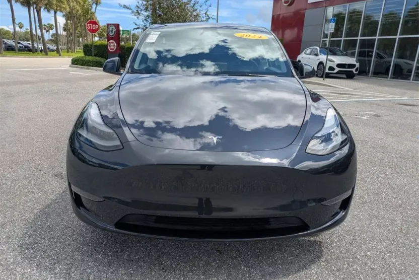 2024 Tesla Model Y Long Range photo 1