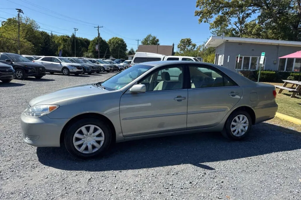 2005 Toyota Camry LE photo 1