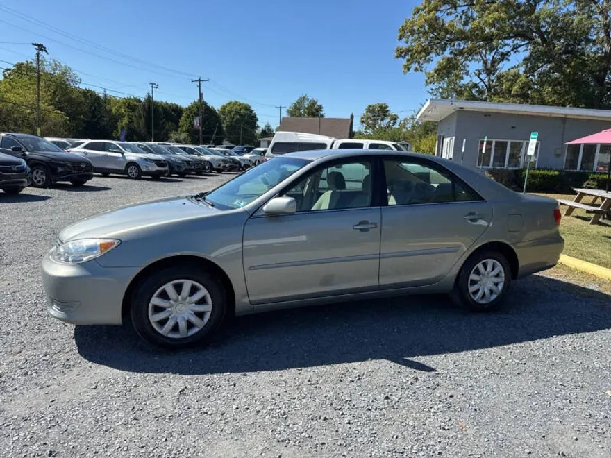 2005 Toyota Camry LE photo 1