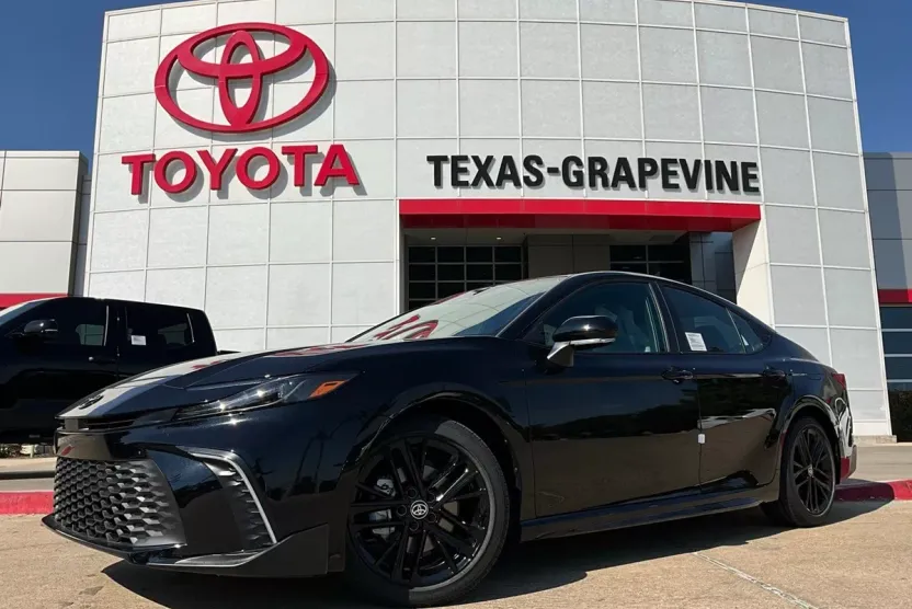 2026 Toyota Camry SE photo 1