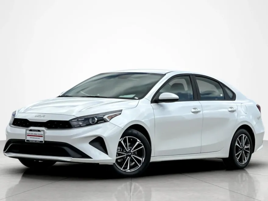 2023 Kia Forte LXS photo 1