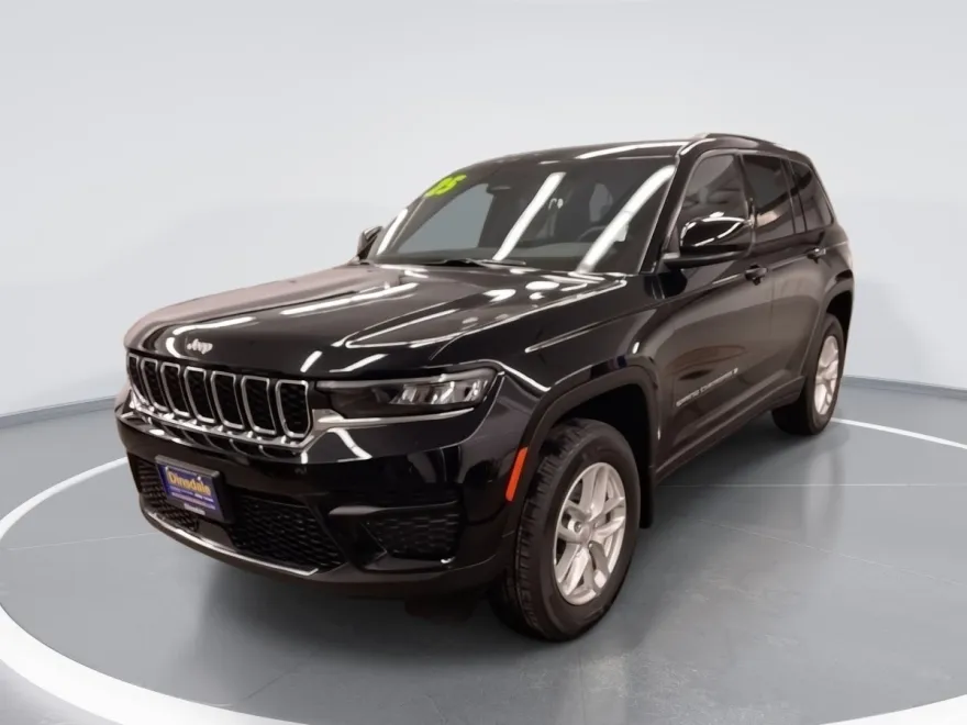2025 Jeep Grand Cherokee Laredo photo 1