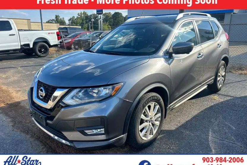 2017 Nissan Rogue SV photo 1